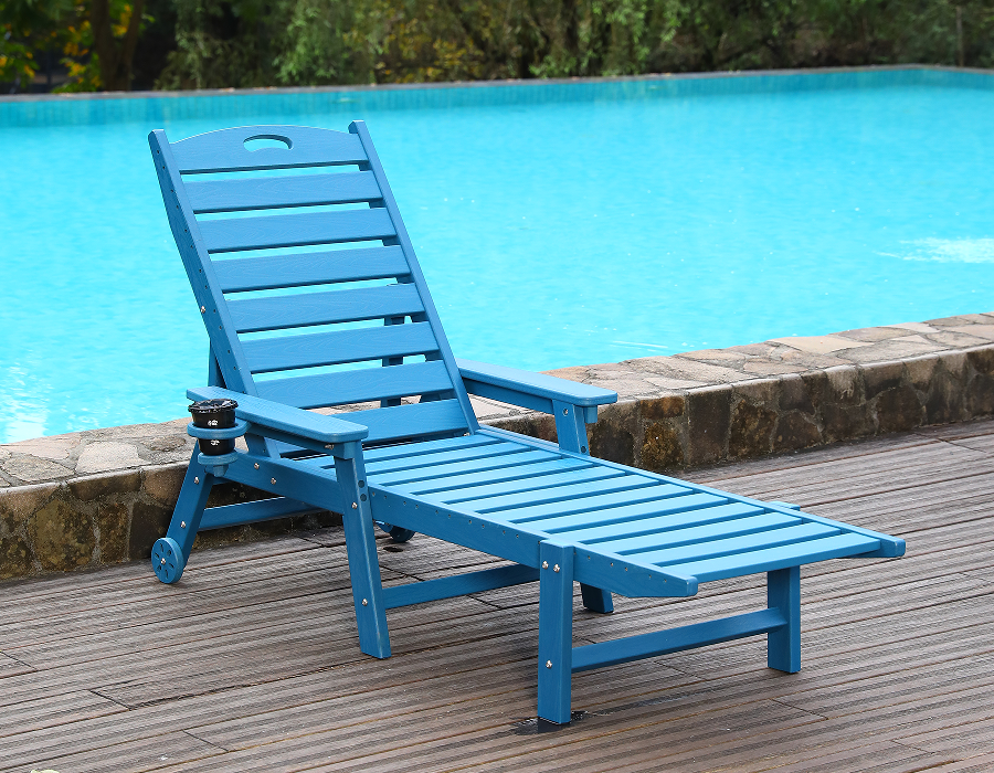 Modré HDPE kreslo Adirondack pri bazéne pripravené na potápanie